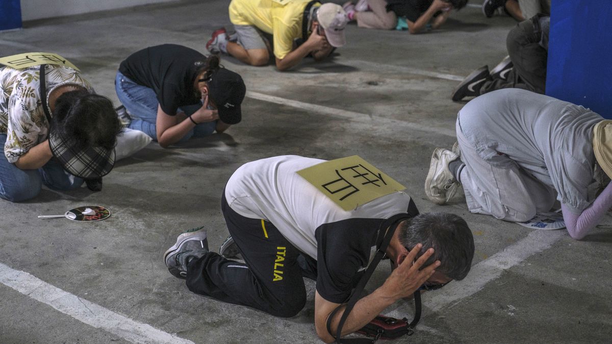 Fotky ze cvičení civilistů. Tchajwanci se učí, co dělat při náletu